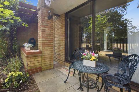 1 bedroom ground floor flat for sale, King Arthur Court, Cheshunt