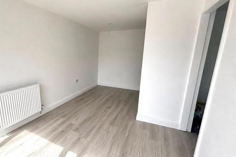 4 bedroom semi-detached house to rent, Coral Close, Gloucester GL4