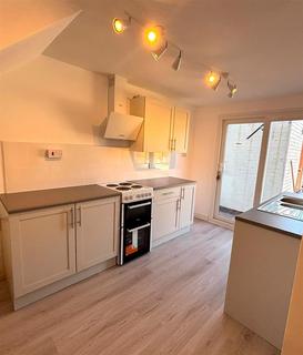 4 bedroom semi-detached house to rent, Coral Close, Gloucester GL4