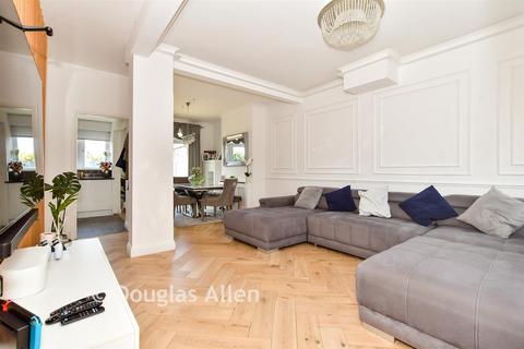 Fairview Avenue, Rainham RM13