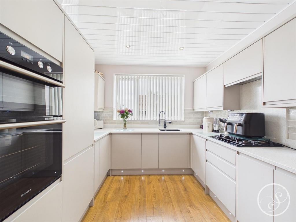 House in Leeds, West Yorkshire - View 2
