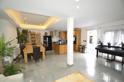 4 bedroom semi-detached house for sale, Blake Avenue, Barking