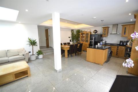 4 bedroom semi-detached house for sale, Blake Avenue, Barking