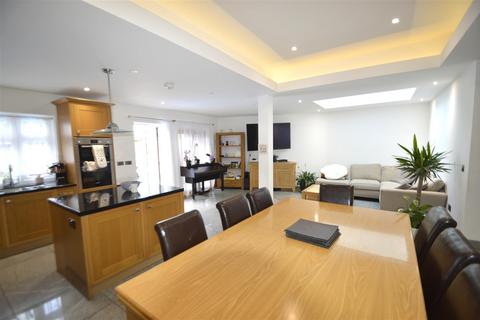 4 bedroom semi-detached house for sale, Blake Avenue, Barking