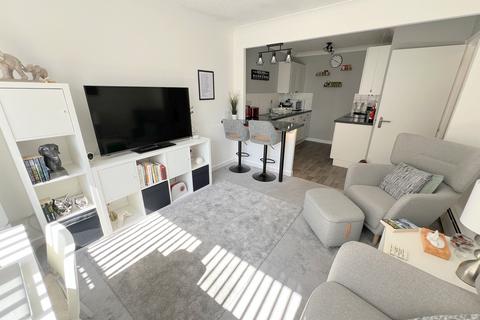 1 bedroom flat for sale, Waverley Road, New Milton, Hampshire. BH25 6PQ