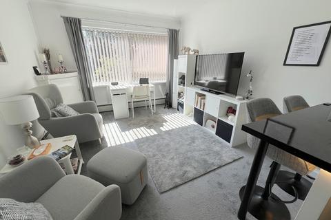 1 bedroom flat for sale, Waverley Road, New Milton, Hampshire. BH25 6PQ