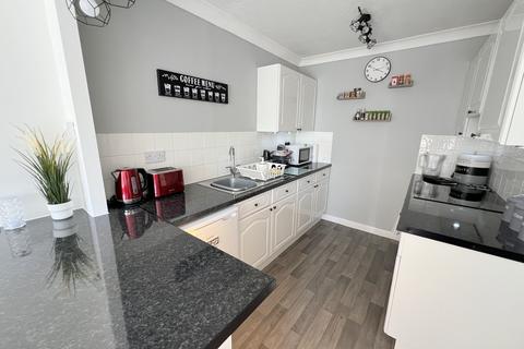 1 bedroom flat for sale, Waverley Road, New Milton, Hampshire. BH25 6PQ