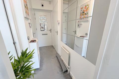 1 bedroom flat for sale, Waverley Road, New Milton, Hampshire. BH25 6PQ