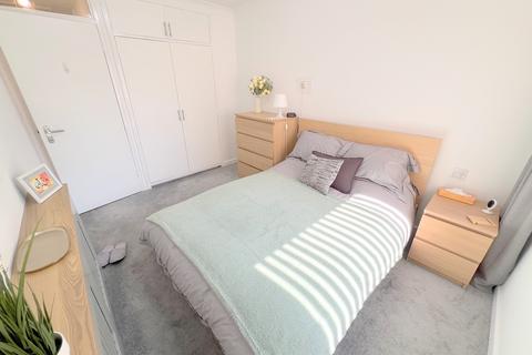1 bedroom flat for sale, Waverley Road, New Milton, Hampshire. BH25 6PQ