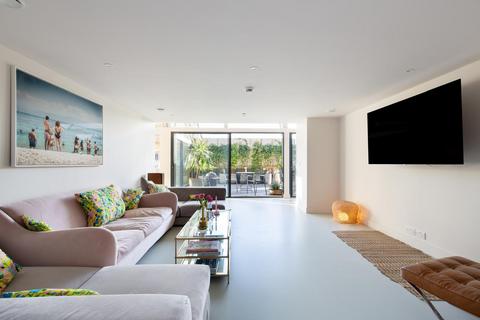 4 bedroom penthouse to rent, Wotton Road, Cricklewood, London, NW2