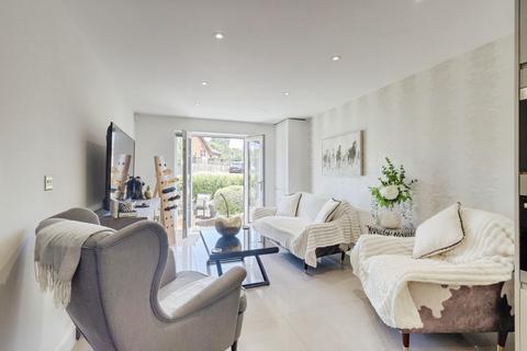 2 bedroom apartment for sale, High Road, Benfleet SS7
