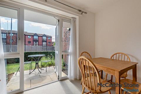 1 bedroom flat for sale, Clarence Court, Clarence Road, Horsham, West Sussex, RH13 5TS