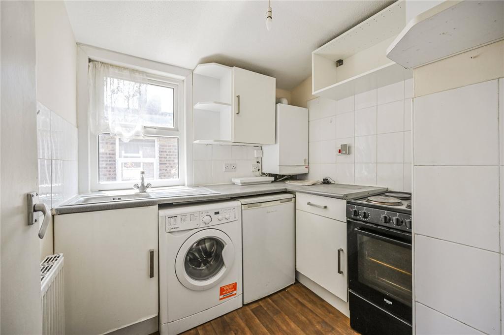 Apartment in London, Bowes Park, Palmers Green - View 3