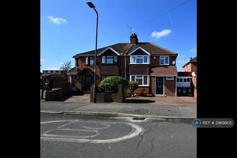 3 bedroom semi-detached house to rent, Northampton Avenue, Slough, SL1