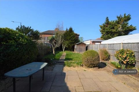 3 bedroom semi-detached house to rent, Northampton Avenue, Slough, SL1