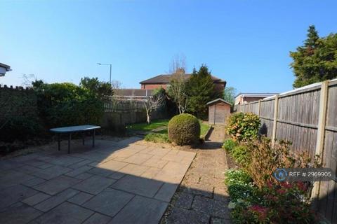 3 bedroom semi-detached house to rent, Northampton Avenue, Slough, SL1