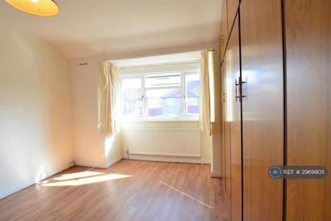 3 bedroom semi-detached house to rent, Northampton Avenue, Slough, SL1