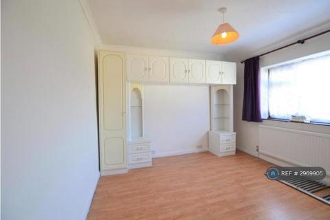 3 bedroom semi-detached house to rent, Northampton Avenue, Slough, SL1