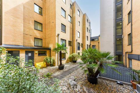 2 bedroom flat for sale, Wells St, London W1T