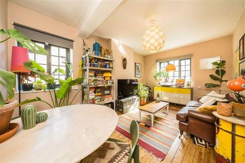 2 bedroom flat for sale, Cavell Street, London E1