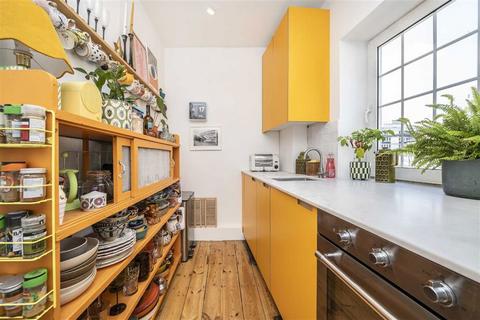 2 bedroom flat for sale, Cavell Street, London E1