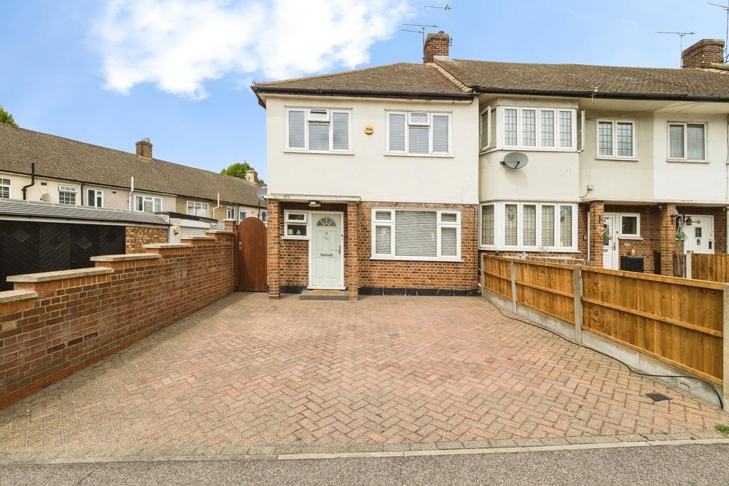 Detached house exterior, driveway