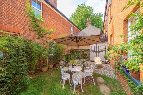 Station Road, Hampton TW12