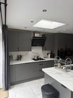 5 bedroom terraced house to rent, Westminster Gardens, Barking IG11