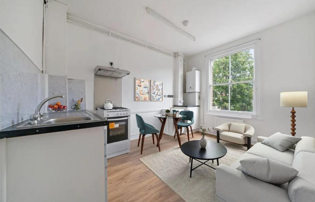 29 St Thomas's Road, N4 - View 3