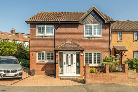 4 bedroom house for sale, Gables Close, Lee