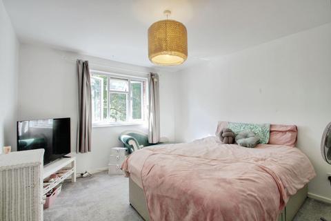 3 bedroom maisonette to rent, Burton Way, Windsor SL4