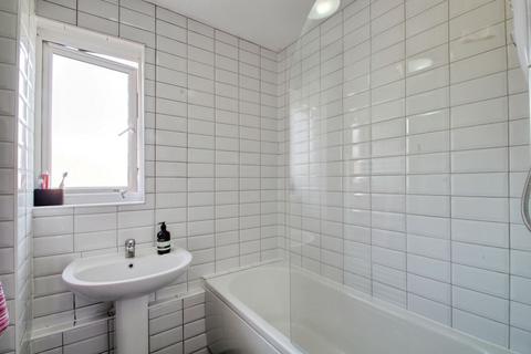 3 bedroom maisonette to rent, Burton Way, Windsor SL4