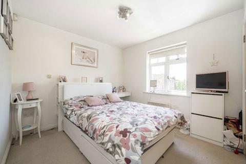 3 bedroom flat to rent, Staines Road East, Sunbury-On-Thames TW16