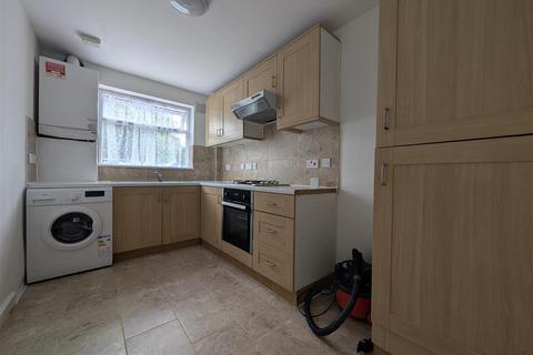 2 bedroom flat to rent, Staines Road, Feltham