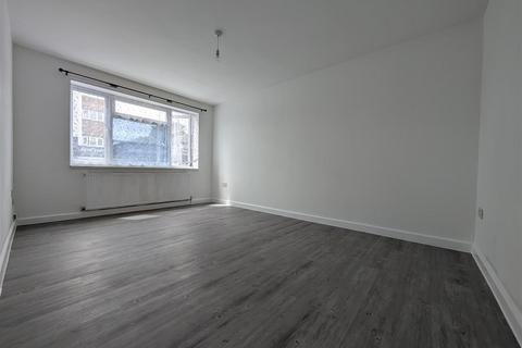 2 bedroom flat to rent, Staines Road, Feltham