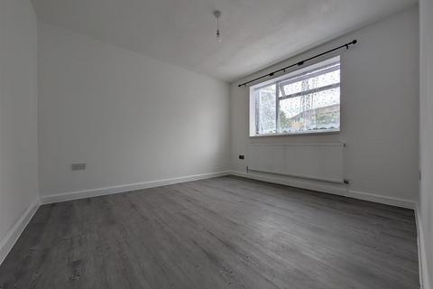 2 bedroom flat to rent, Staines Road, Feltham