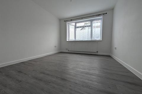 2 bedroom flat to rent, Staines Road, Feltham
