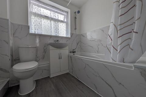 2 bedroom flat to rent, Staines Road, Feltham
