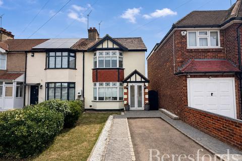 Lee Gardens Avenue, Hornchurch, RM11