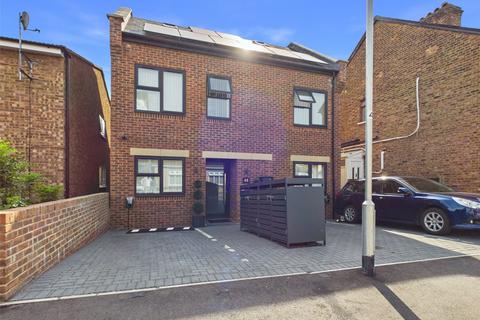 2 bedroom apartment to rent, Albert Road, West Drayton UB7