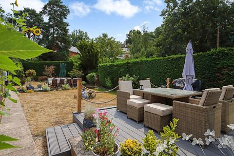 3 bedroom semi-detached house for sale, Beacon Close, Farnham, GU10