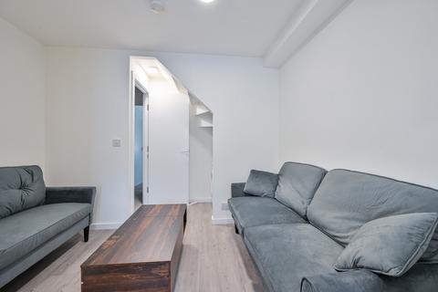 6 bedroom flat to rent, Wordsworth Road, London, SE1