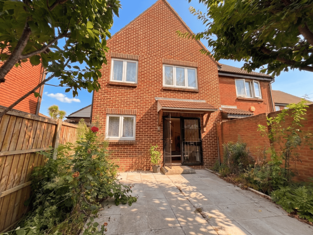 Detached house exterior, driveway