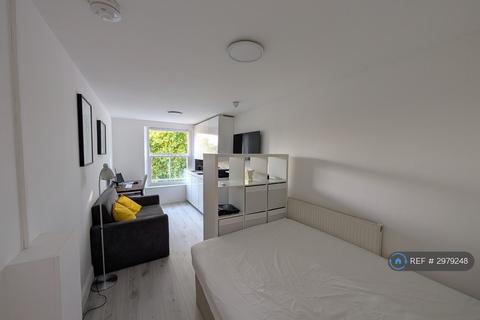 Studio to rent, Leinster Gardens, London, W2