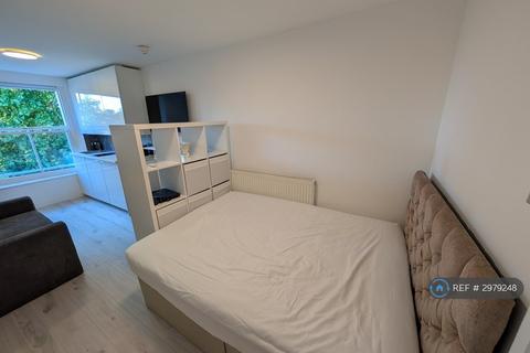 Studio to rent, Leinster Gardens, London, W2
