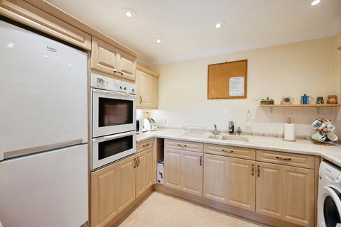 2 bedroom flat for sale, Sea Front, Hayling Island, Hampshire, PO11