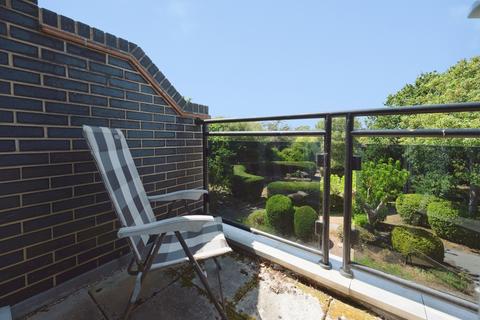 2 bedroom flat for sale, Sea Front, Hayling Island, Hampshire, PO11