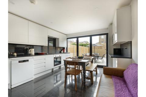 Regal Close, London, E1
