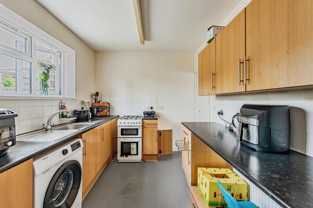 Taynton Drive, Merstham, Redhill - View 4