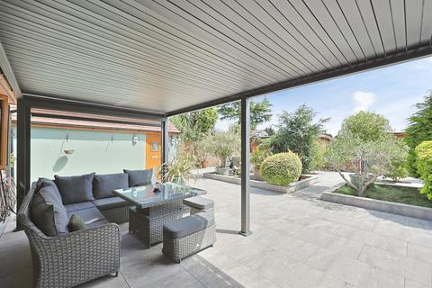 3 bedroom detached house for sale, Cromer Road, Norwich